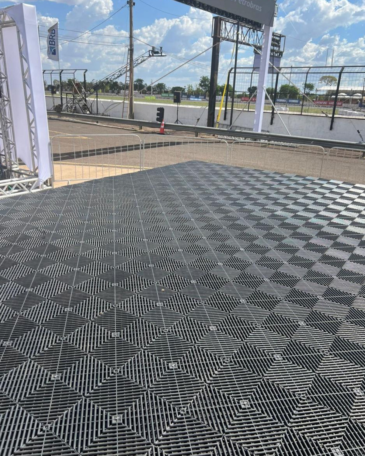 Kit Pisos Modulares Plástico Fácil Instalação Antiderrapante Automotivo - 30x30cm